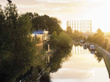 Data centre waste heat for home heating in UK