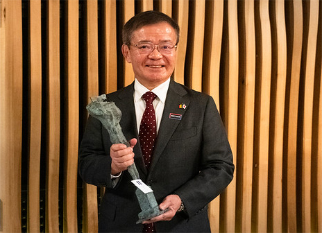 Hamamatsu Photonics Chairman, Akira Hiruma, honored as VUB Fellow for driving interdisciplinary collaboration in photonics