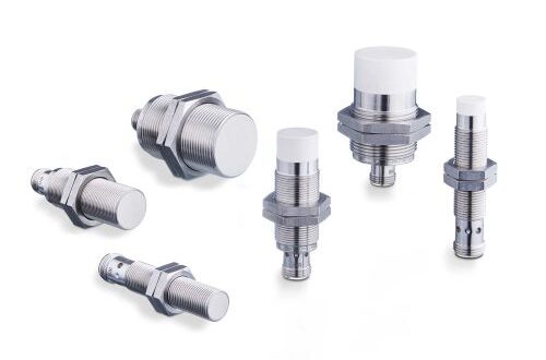 Measuring the distance to metallic targets with micrometre precision