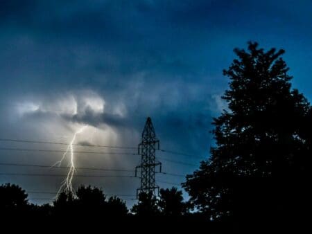 DOE selects projects to strengthen grid against wildfires, extreme weather