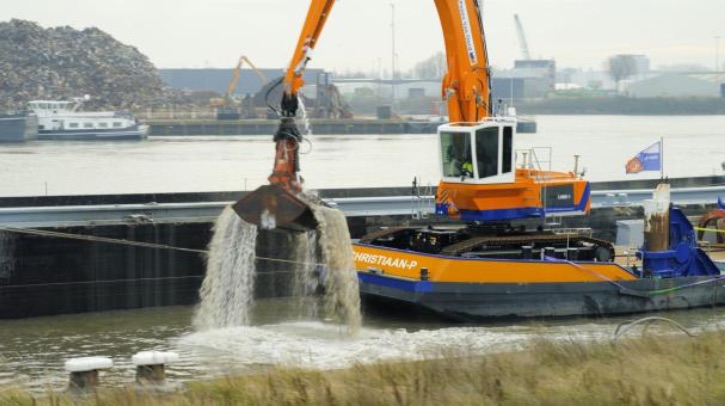 Van Oord pilots a retrofitted electric crane vessel