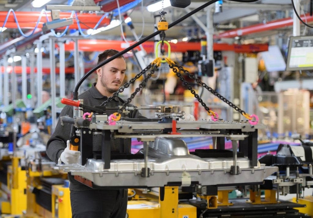UK vehicle output rises as exports rebound