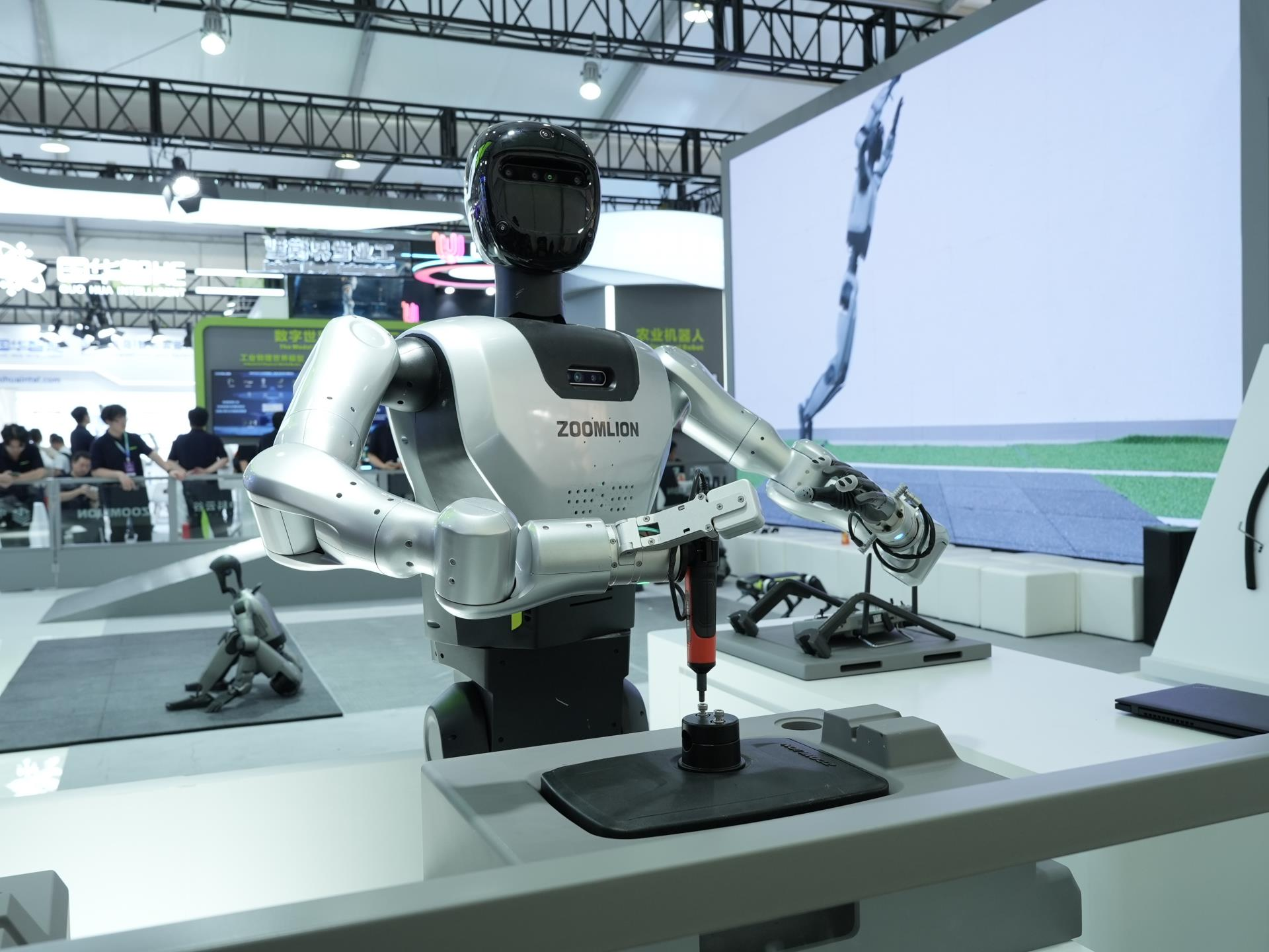Zoomlion tests embodied AI on factory tasks Zoomlion tests embodied AI on factory tasks
